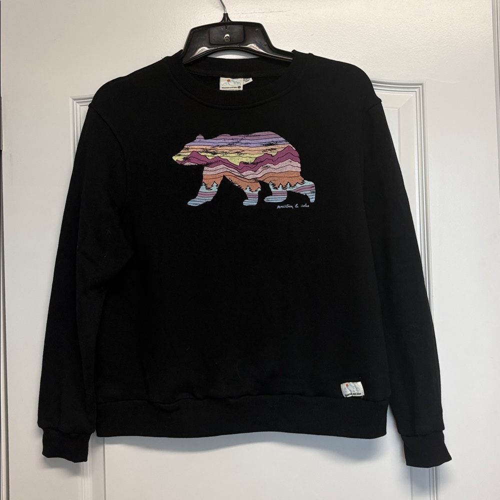 Mountain and Isles Crewneck Sweatshirt with Multicolor Bear Graphic